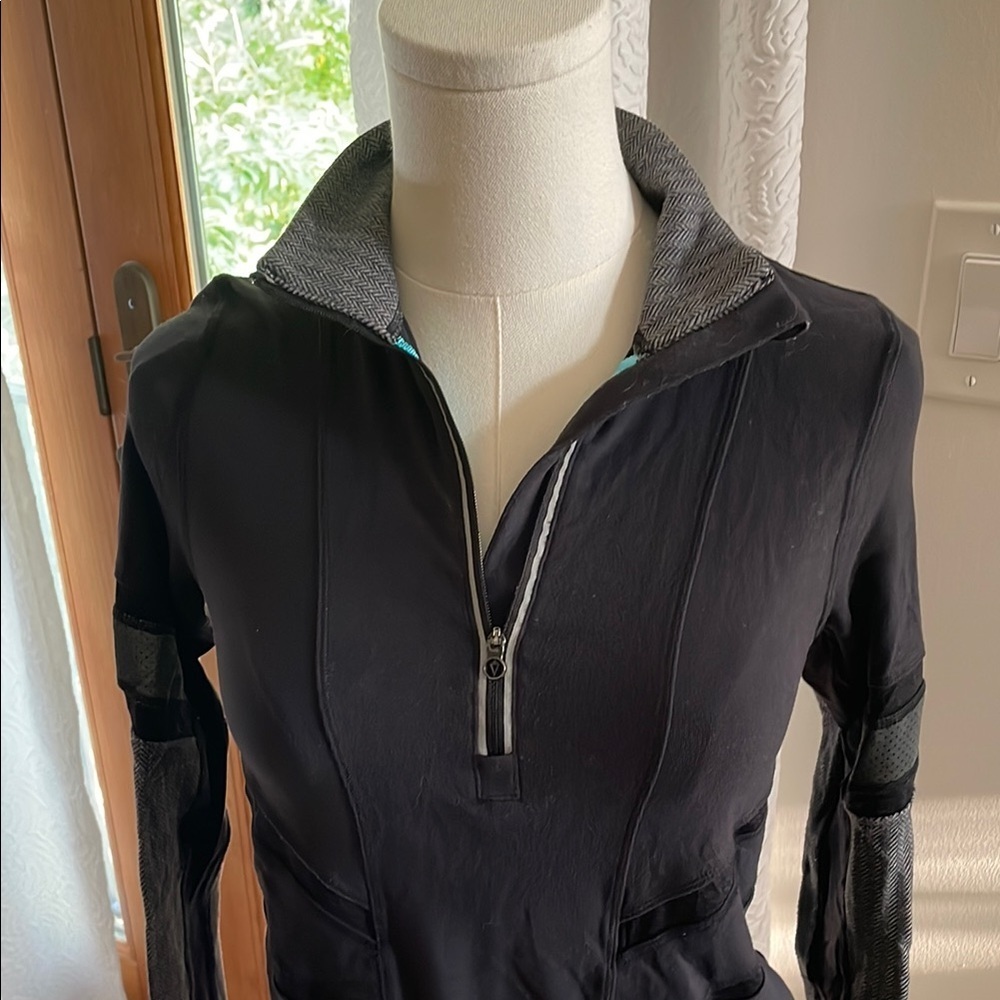 Ivivva Black Half-Zip Pullover Fits Women 0-4 Running Top - Picture 2 of 7